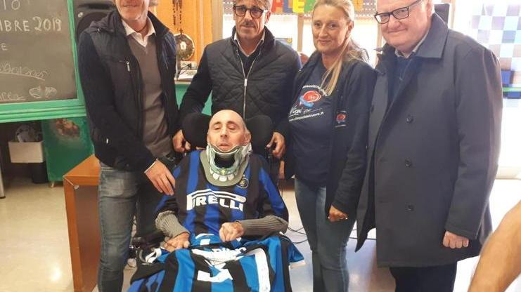 A Paolo, alla casa Ascoli, la maglia di Milan Skriniar consegnata da Evani e Mussi