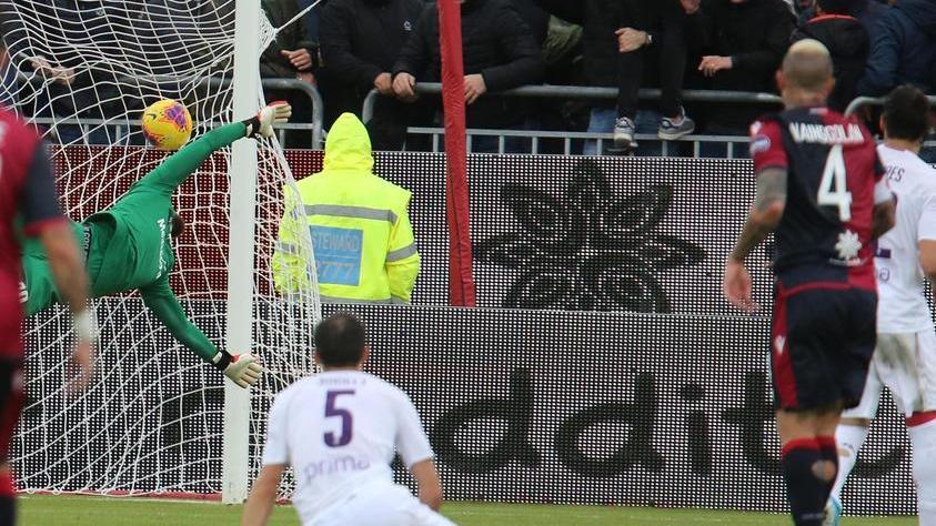 Show del Cagliari e del grande “Ninja” i sardi sono terzi, Fiorentina annichilita