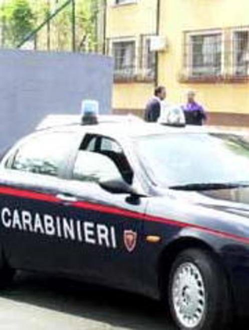 Rubano scarpe al supermercato 