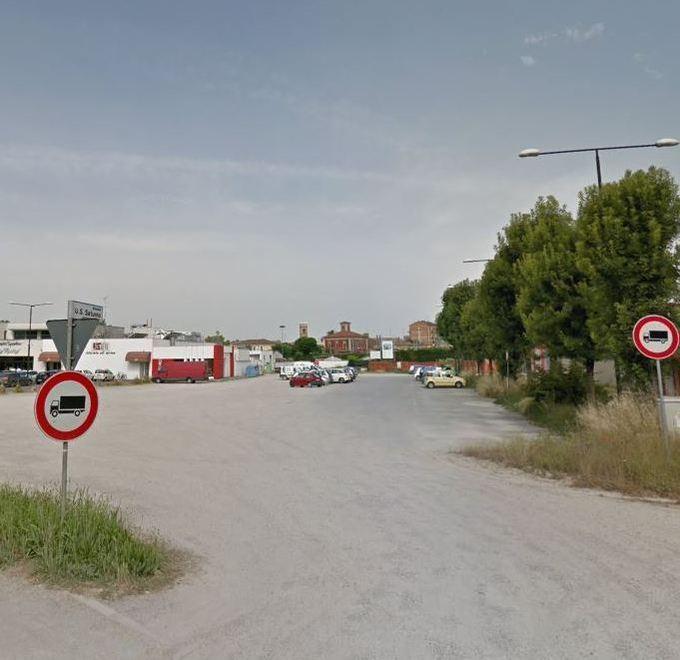 Accoltella al collo il rivale, 16enne nei guai 