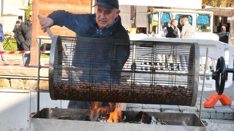 Profumo di castagne ieri in centro a Vetto tra bancarelle e musica
