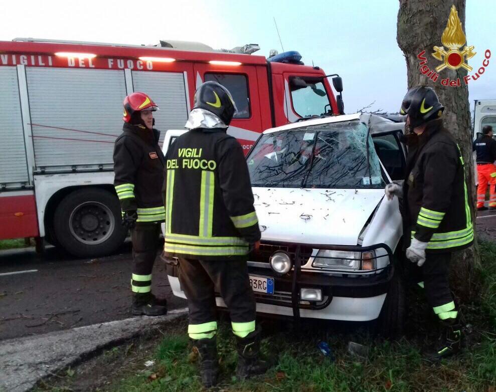 Si schianta in auto contro un albero
