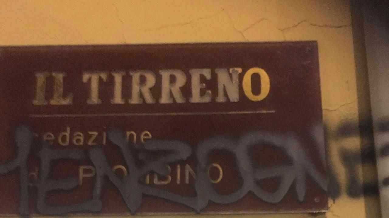 Una scritta contro Il Tirreno a Piombino