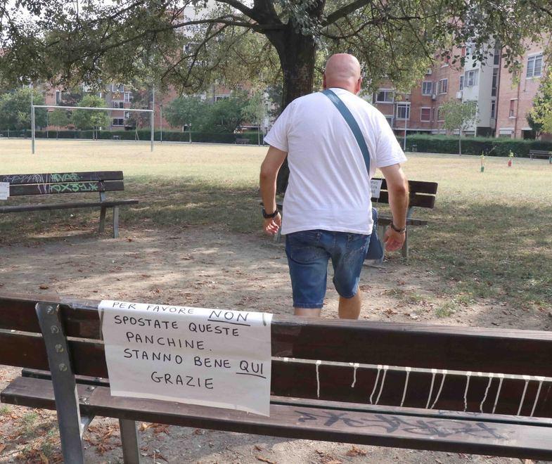 Panchine rimosse nei parchi, il Comune censura l’obiettivo politico 