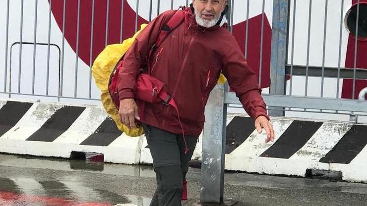 Elio è sbarcato all’Elba, l’ex alpino in pensione gira l’Italia passo dopo passo
