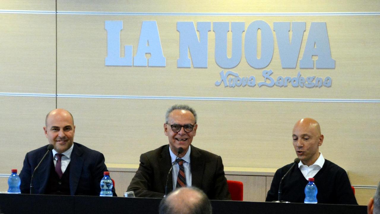 Tommaso Giulini e Stefano Sardara, insieme al direttore della Nuova Sardegna Antonio Di Rosa (al centro) in una foto d'archivio