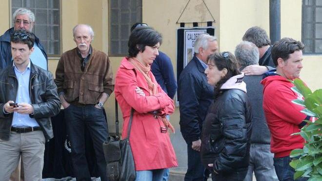 E adesso lo piangono mille mondi differenti