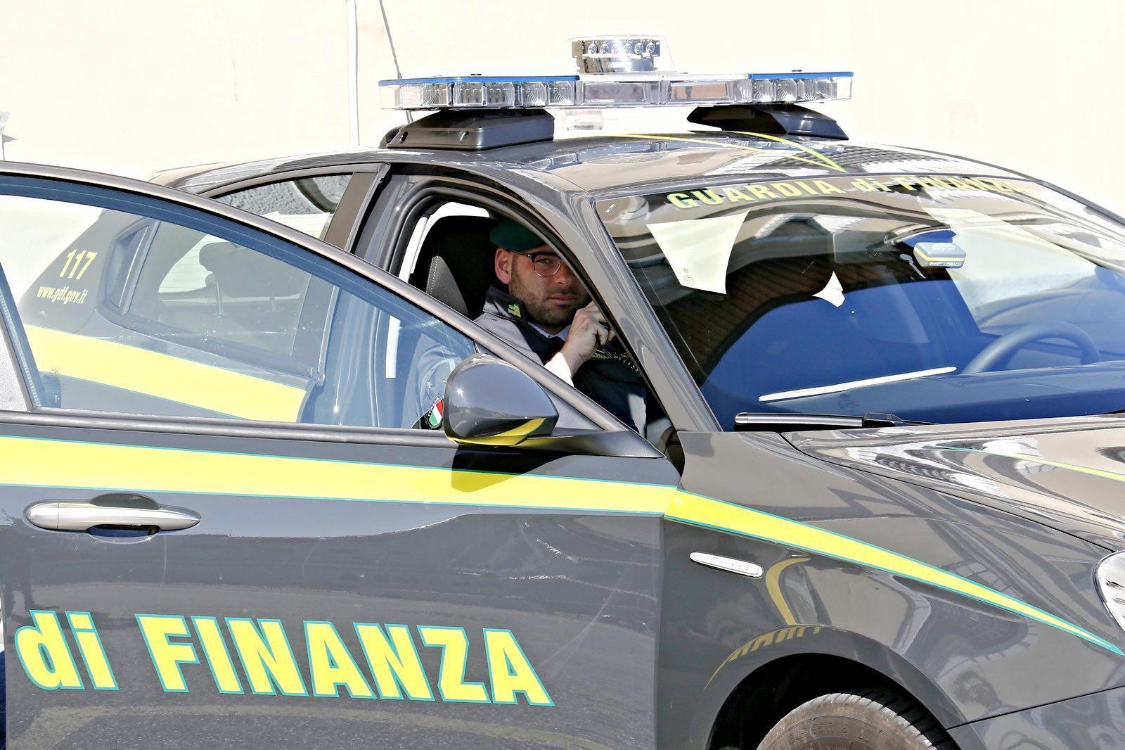 Una pattuglia della Guardia di finanza (foto d'archivio)