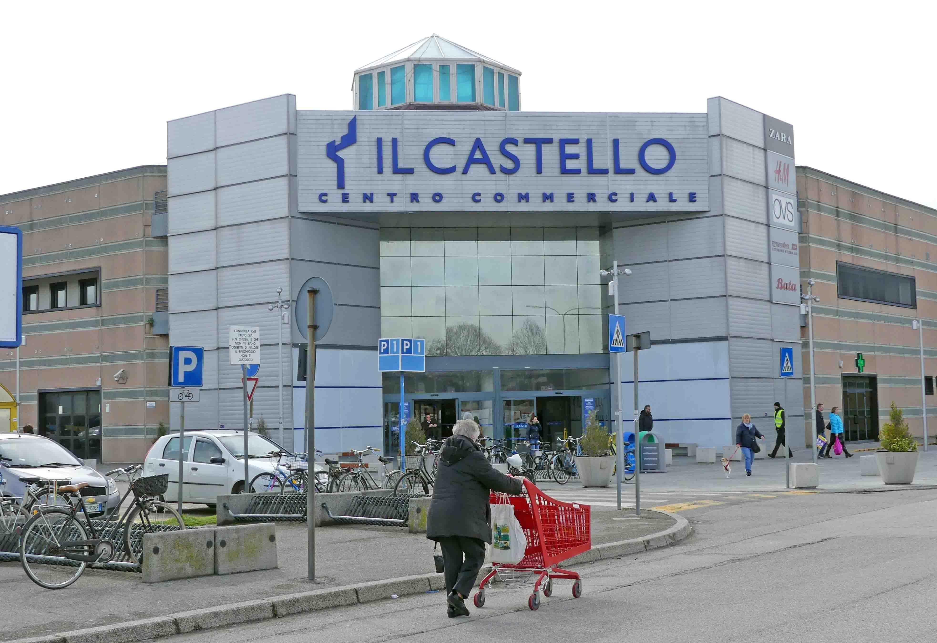 Mostra i genitali ai passanti vicino all'area dove giocano i bimbi