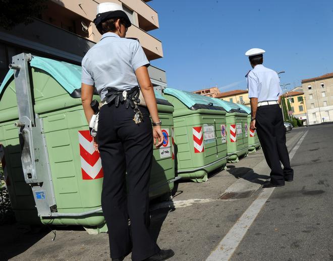 Vigili urbani tra i rifiuti già 10 multe da 600 euro 