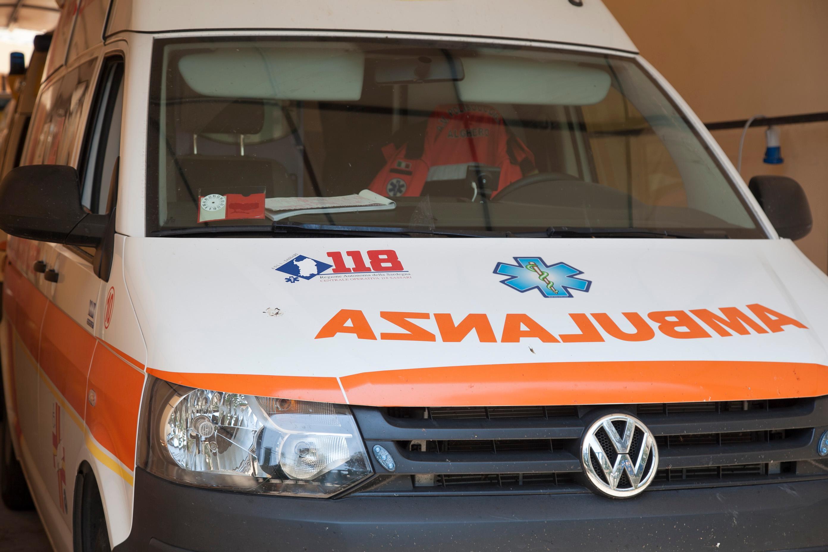 Si sente male, esce di casa per chiedere aiuto e muore in strada 