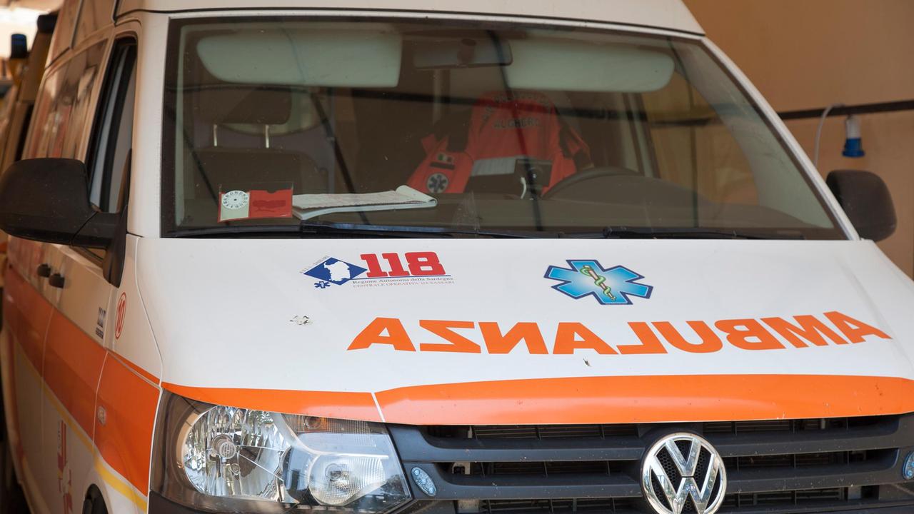 Si sente male, esce di casa per chiedere aiuto e muore in strada