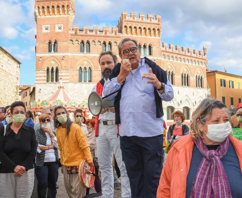 Roberto Barocci durante la manifestazione per chiedere verità sui cattivi odori (foto Agenzia Bf)