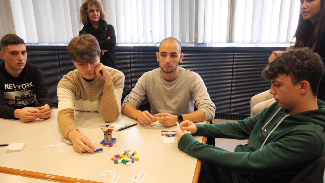 Gli studenti del Buzzi e del Marconi durante la siimulazione di un colloquio con i mattoncini del Lego e con i dadi