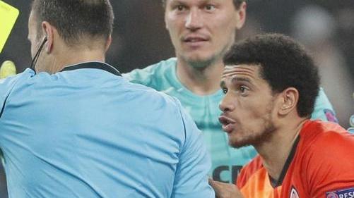 Un “pugno” contro Taison Si ribella ai buu razzisti e l’arbitro lo espelle...