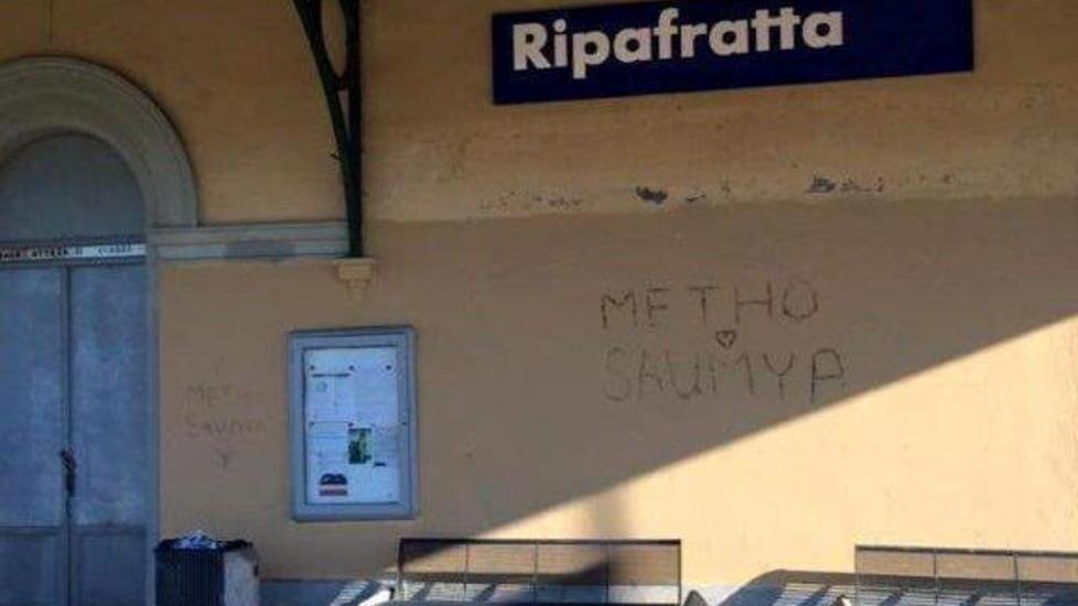 Tentano di violentarla, lei afferra un coltello li minaccia e scappa
