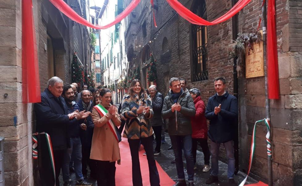 Chiasso Barletti diventa come Carnaby Street: fioriere e targhe all’ingresso