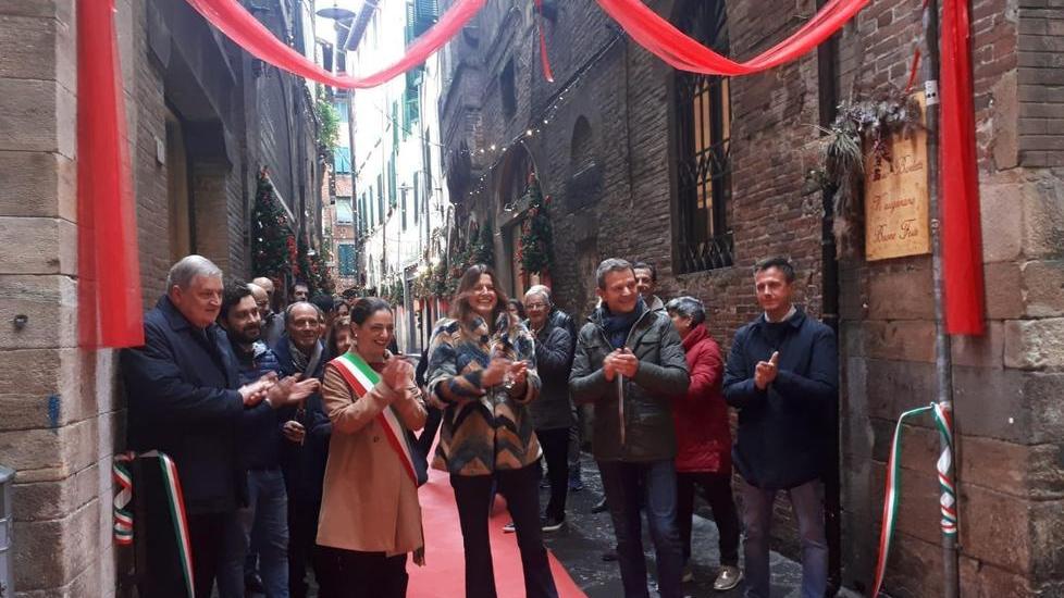Chiasso Barletti diventa come Carnaby Street: fioriere e targhe all’ingresso