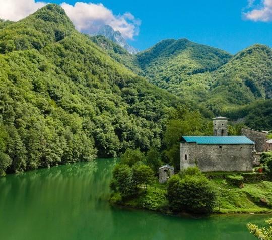 I colori magici di Isola Santa Il borgo sotto le Apuane che ha vissuto due volte 