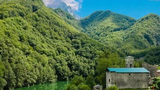 I colori magici di Isola Santa Il borgo sotto le Apuane che ha vissuto due volte