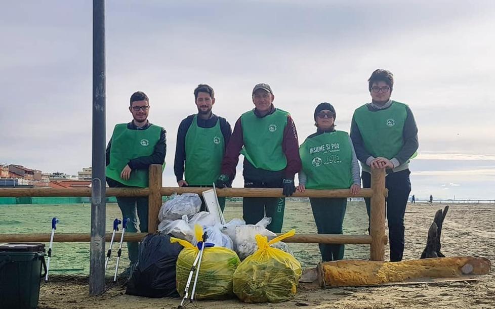 Volontari puliscono la spiaggia