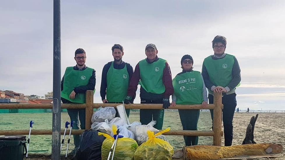 Volontari puliscono la spiaggia