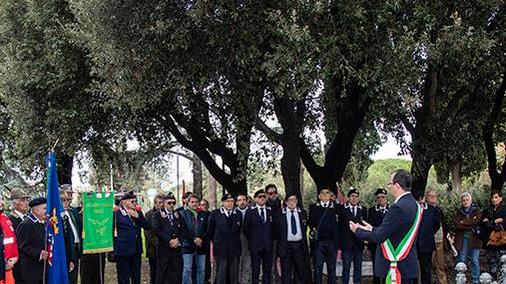 Festa dell’Unità d’Italia Di Giacinto s’indigna per le bandiere rosse