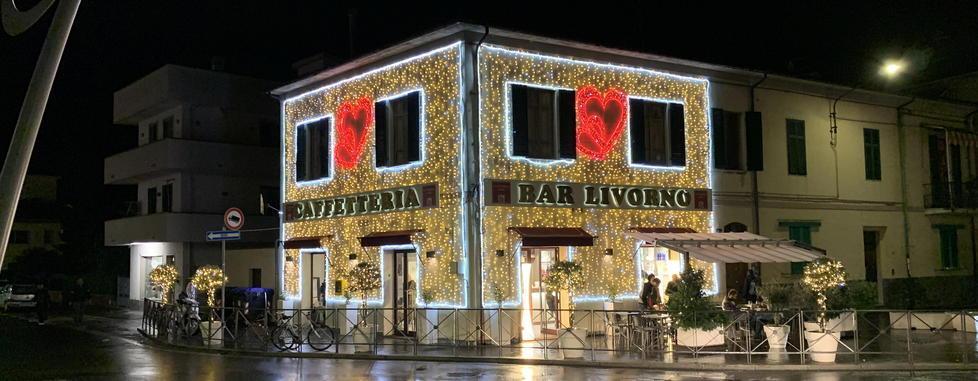 Una cascata di luci per le feste al Bar Livorno 