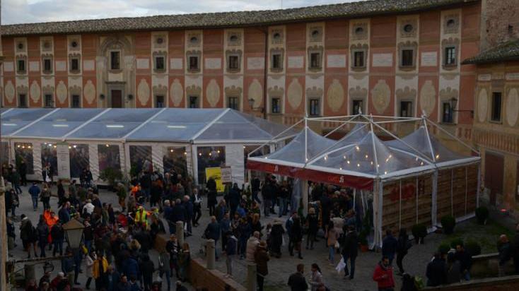 Tartufo tra record (15.000 visitatori) e polemiche: «Tendoni brutti»