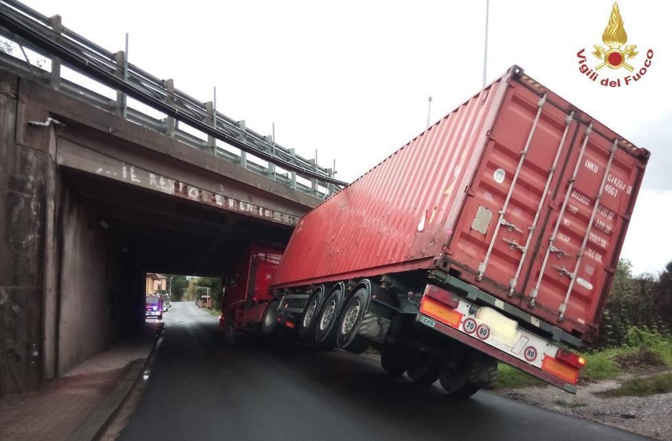 Tir incastrato nel sottopasso dell’A11 a Chiesina