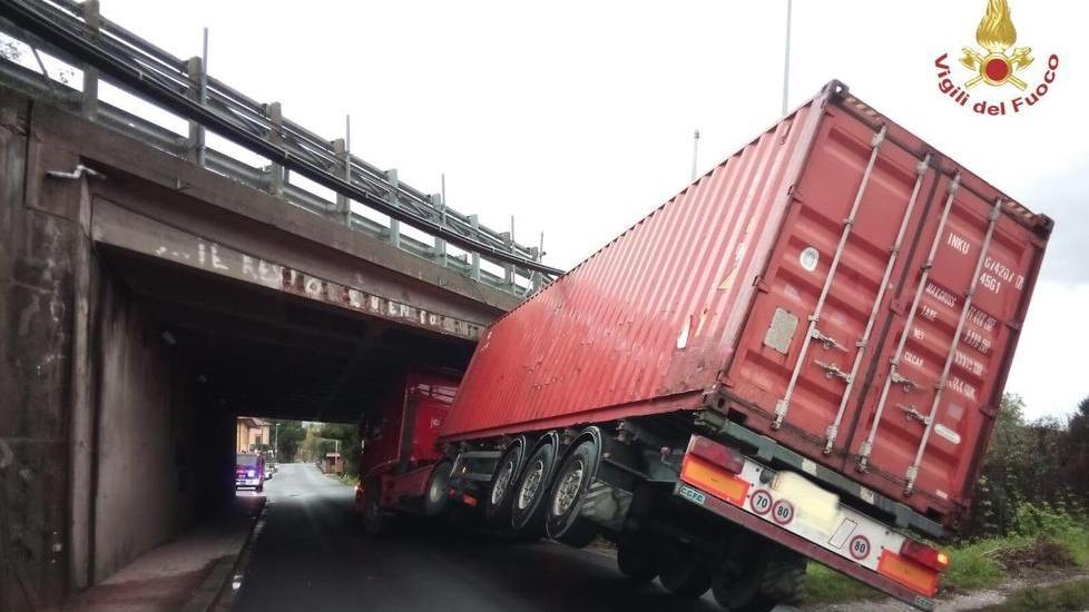 Tir incastrato nel sottopasso dell’A11 a Chiesina