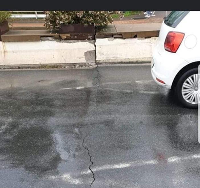 C’è una crepa, scatta l’allarme Il Comune: nessun pericolo