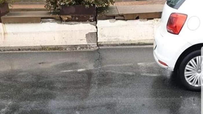 C’è una crepa, scatta l’allarme Il Comune: nessun pericolo