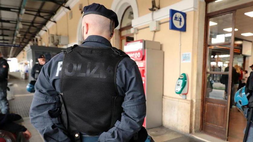 Avance alla moglie di un passante: finisce a cazzotti