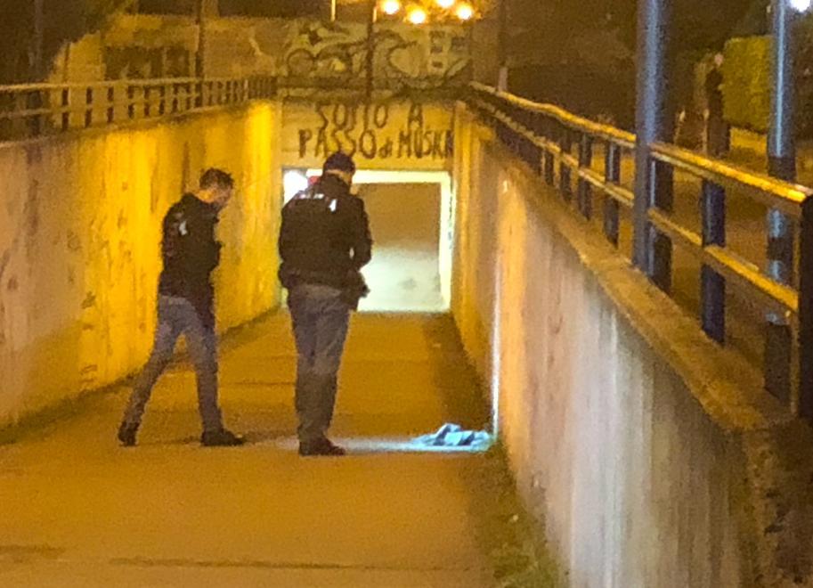 Prima le bottigliate in testa poi l’arresto della polizia 