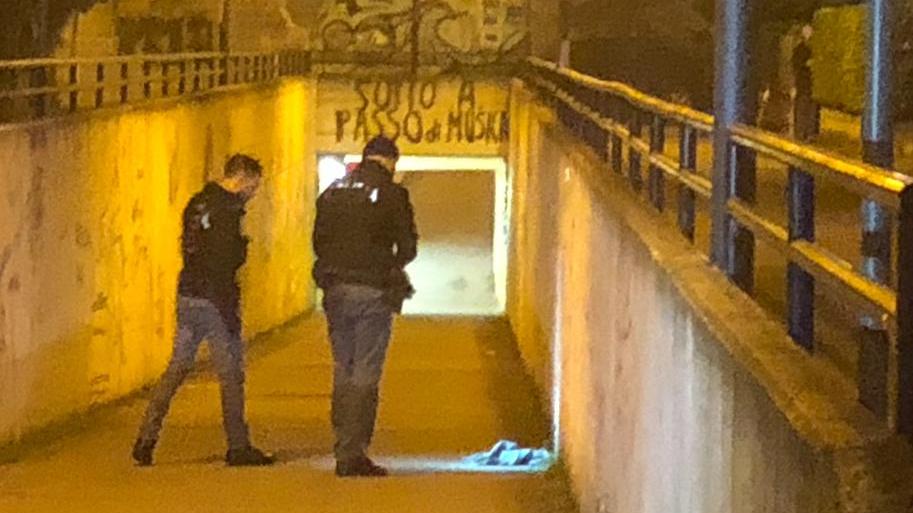 Prima le bottigliate in testa poi l’arresto della polizia