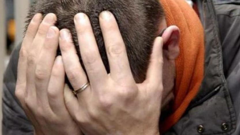 Sassari, non può pagare gli alimenti e tenta il suicidio due volte