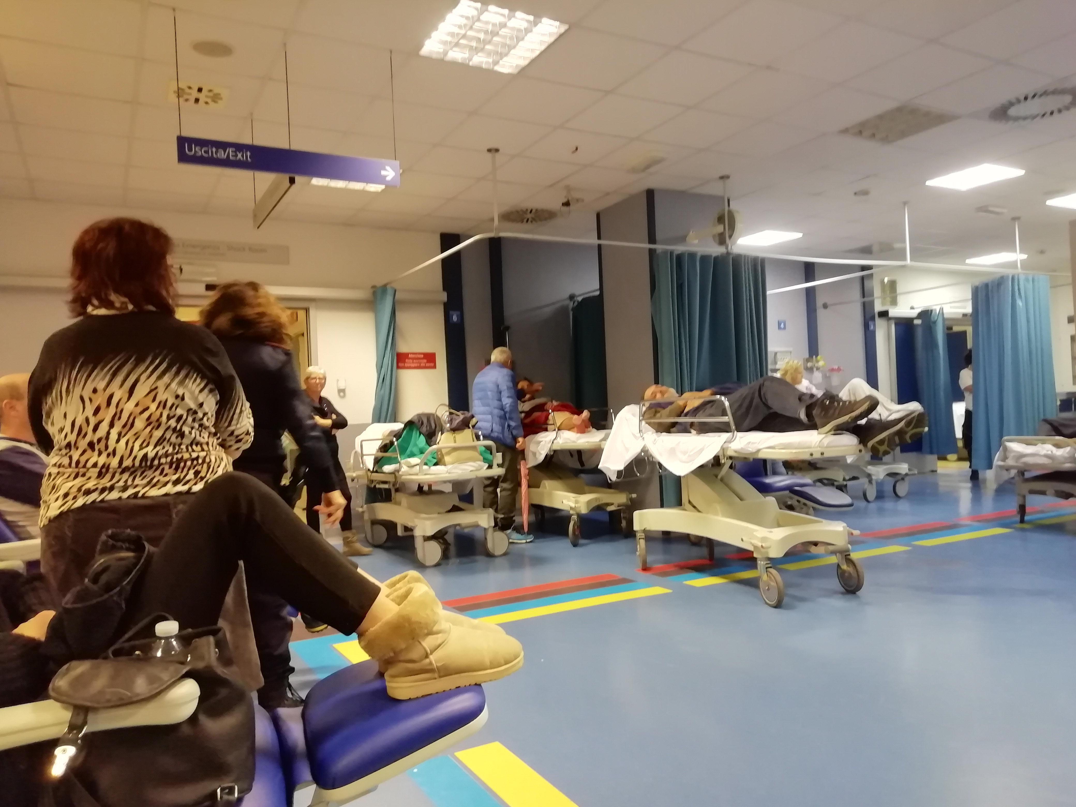 Il salone del pronto soccorso con i pazienti in barella, martedì 12 novembre