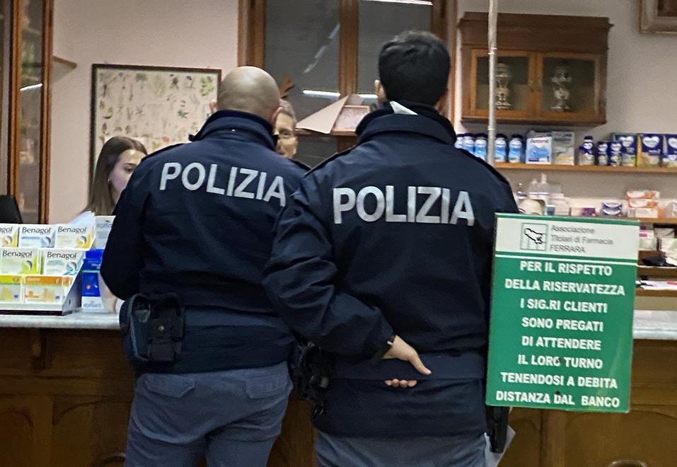 Rapinatore respinto da due farmacie. Affrontato con un bastone e cacciato via 