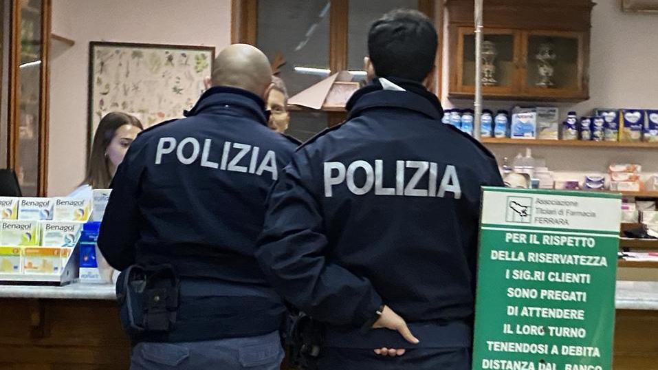 Rapinatore respinto da due farmacie. Affrontato con un bastone e cacciato via