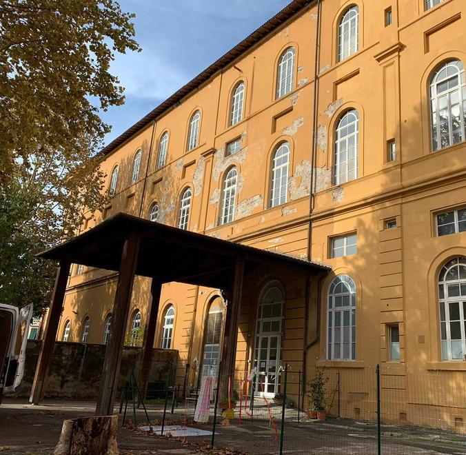 Infiltrazioni e crolli: chiuse alle Micheli tre aule, le mense e il bagno dei maschi 