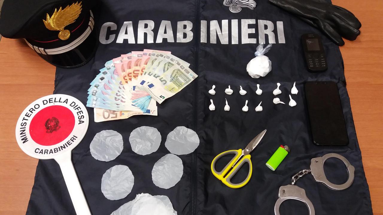La droga, i soldi e l'altro materiale sequestrati allo spacciatore