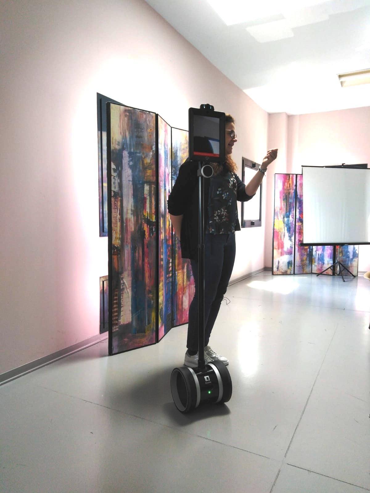 Il robot Claudia con una ricercatrice dell'Università di Firenze
