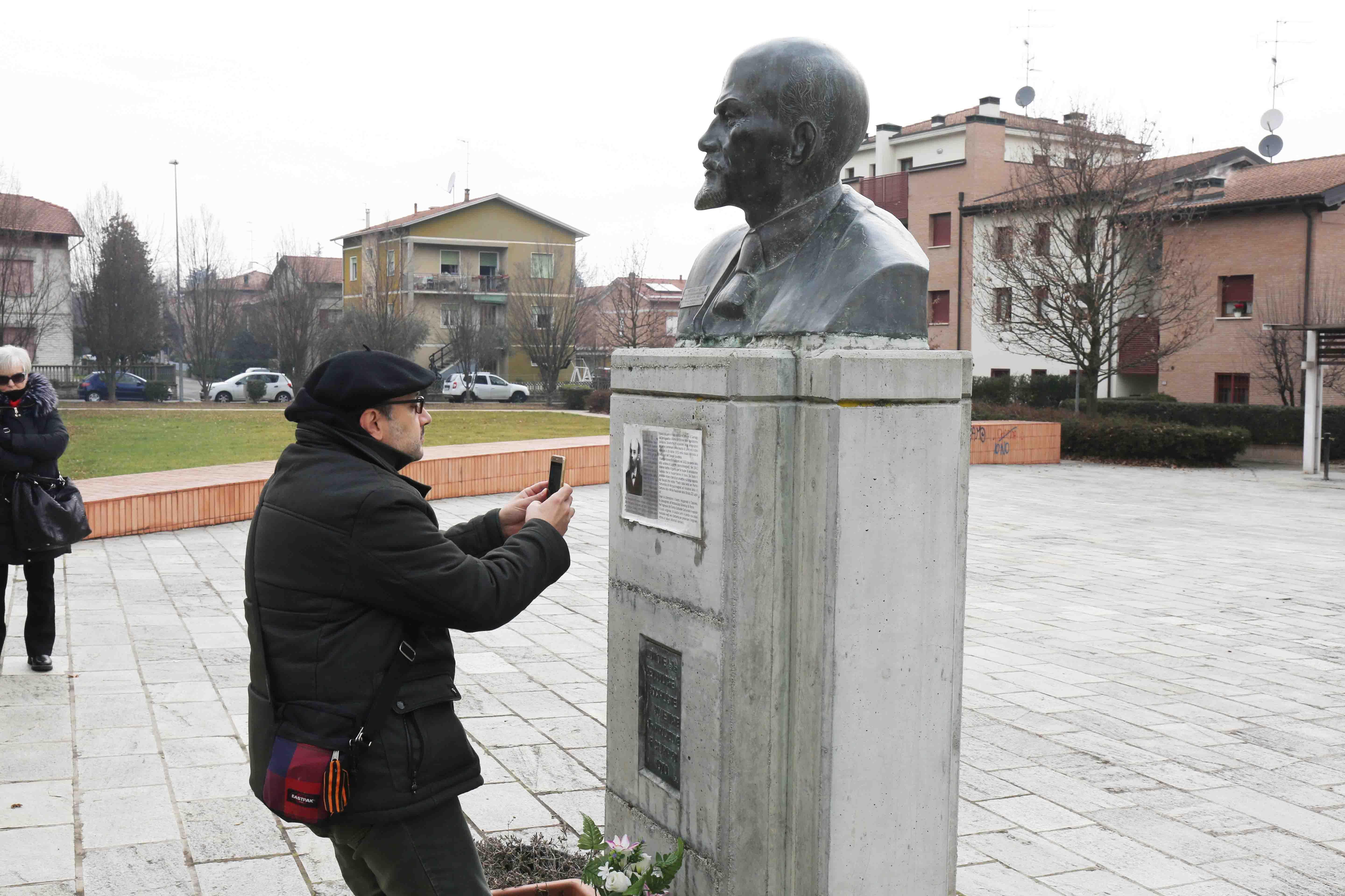 Il busto di Lenin, in piazza Lanin, a Cavriago