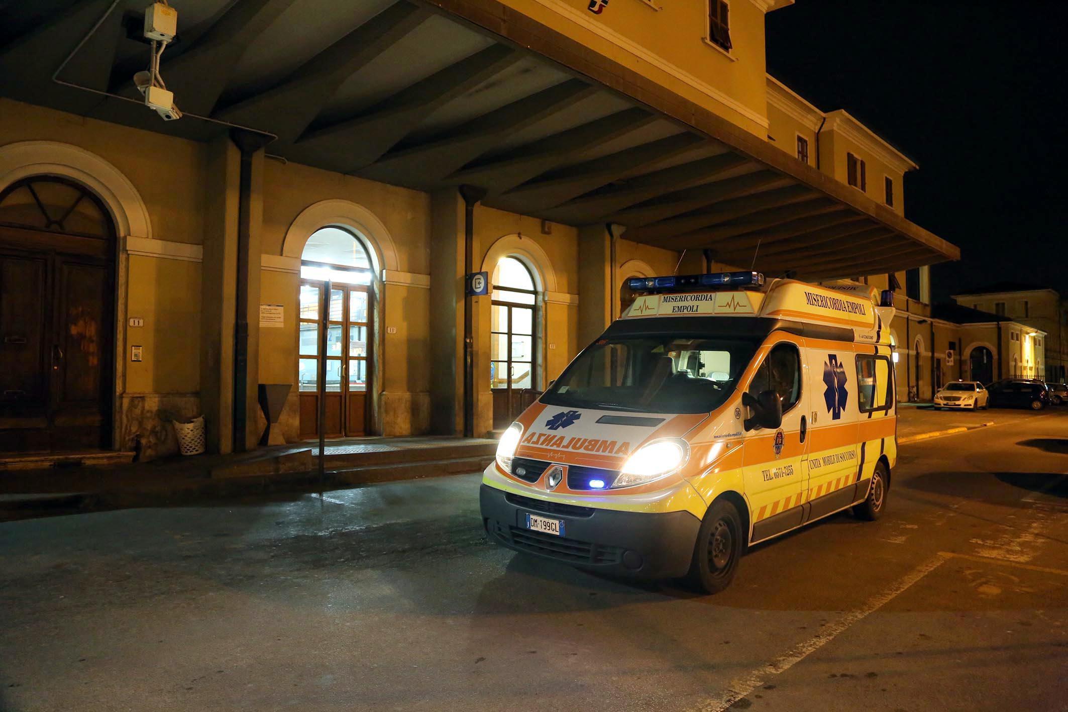 Un'ambulanza davanti a una stazione (foto d'archivio)