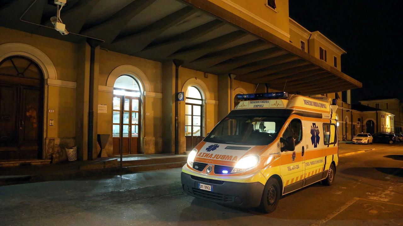Un'ambulanza davanti a una stazione (foto d'archivio)
