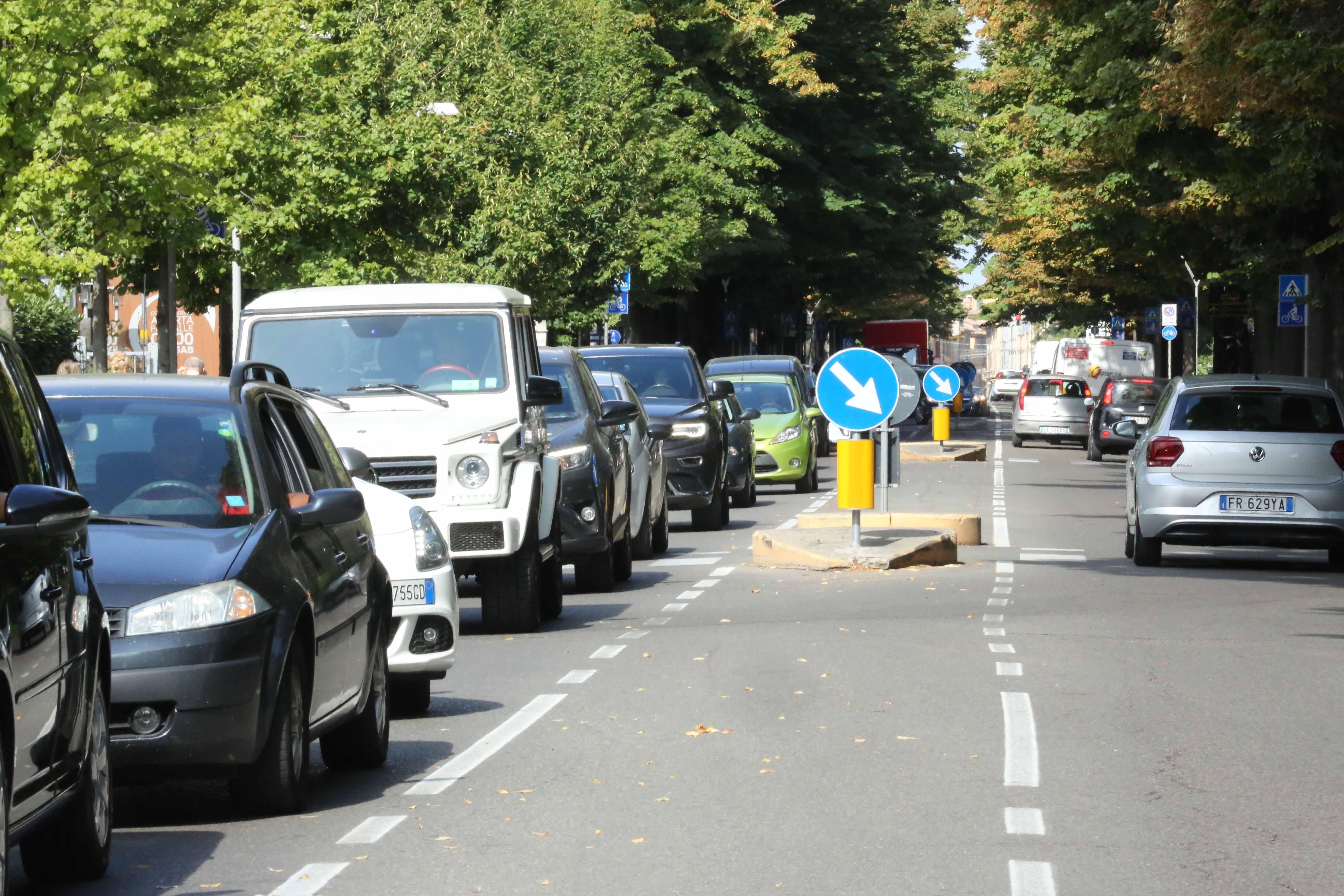Traffico intenso òungo una delle vie di Reggio Emilia