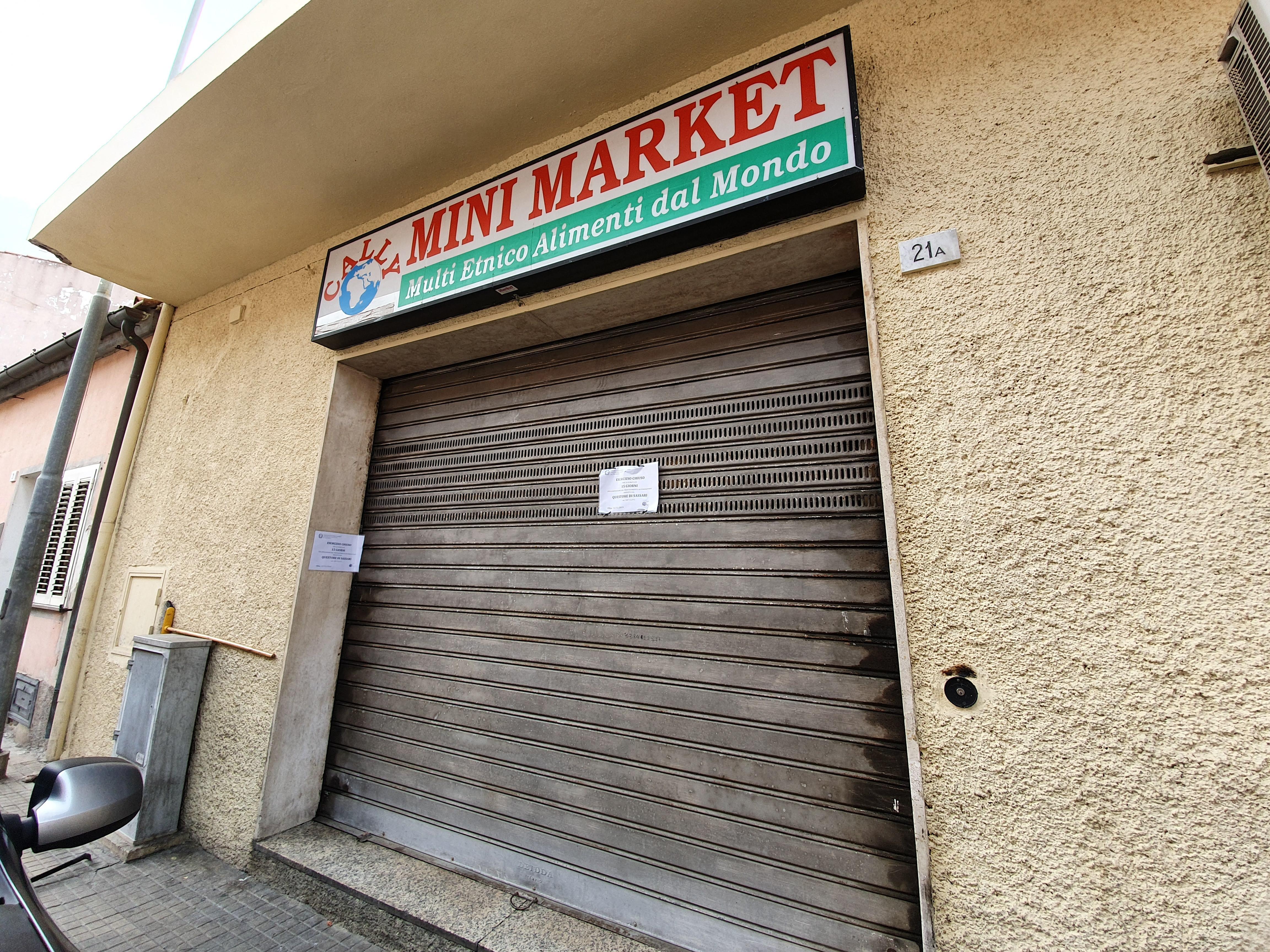 Il negozio chiuso in via IV novembre