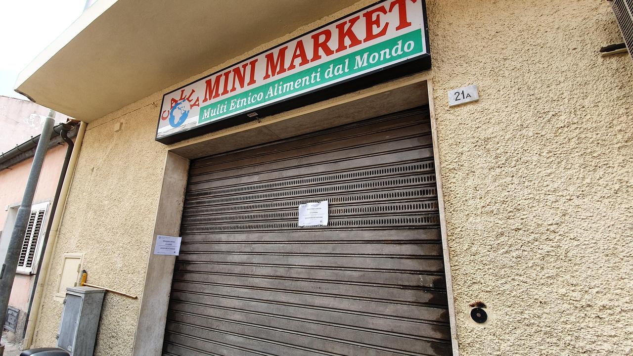 Il negozio chiuso in via IV novembre