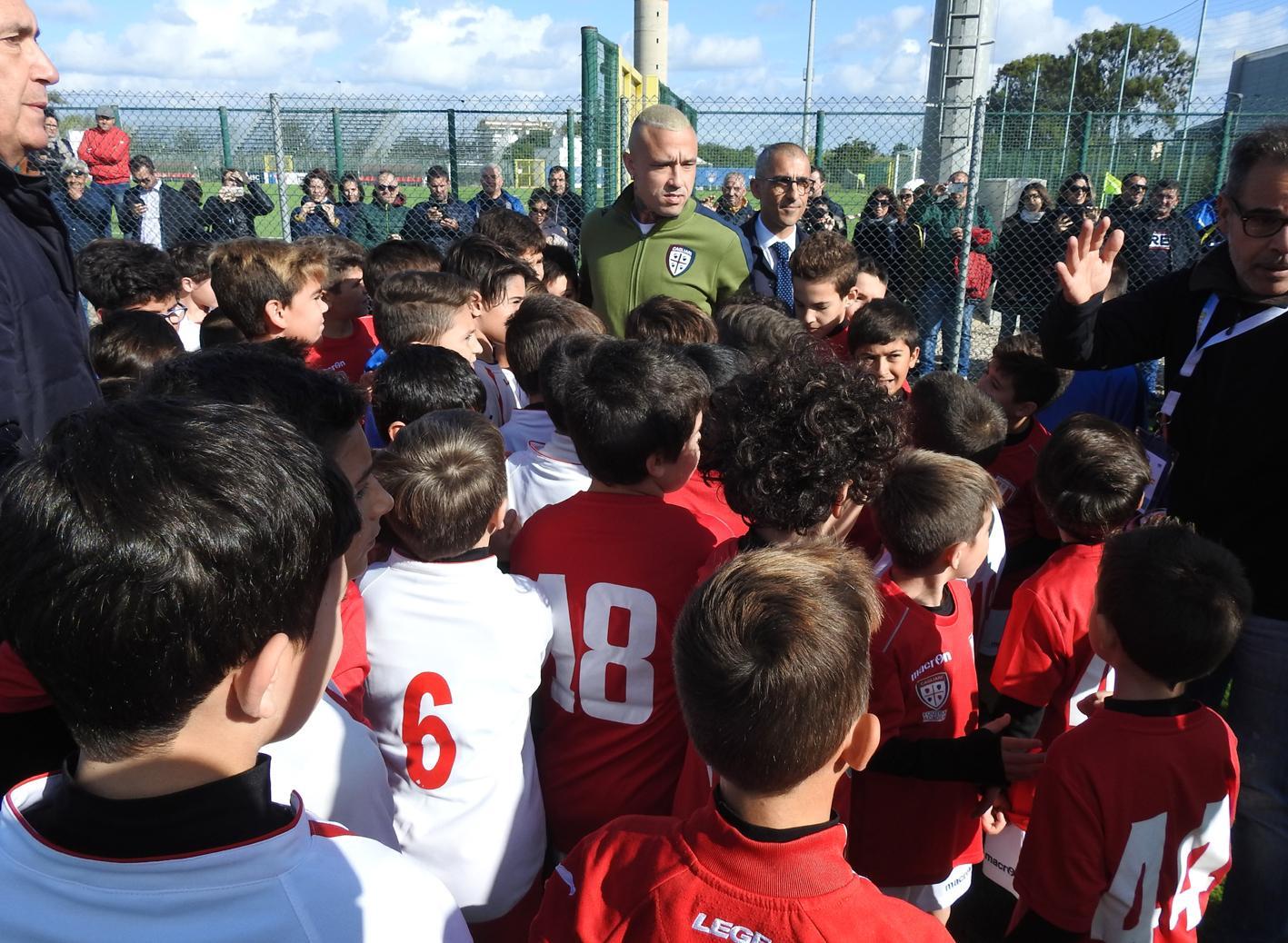 Radja Nainggolan festeggiato dai giovani calciatori a Oristano 